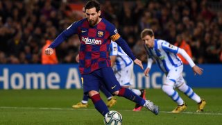 Дълги години Лионел Меси остава верен на Барселона.