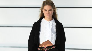 Покажете малко плът
Не отказвайте веднага. Дизайнерите тази зима експериментират, оставяйки малко голота дори в по-топли жилетки или плътни блузи. И ни напомнят, че зимата може да бъде и доста гореща. Затова, ако ви предстои да впечатлявате, изберете нещо, което да открива част от рамото, корема или гърба.