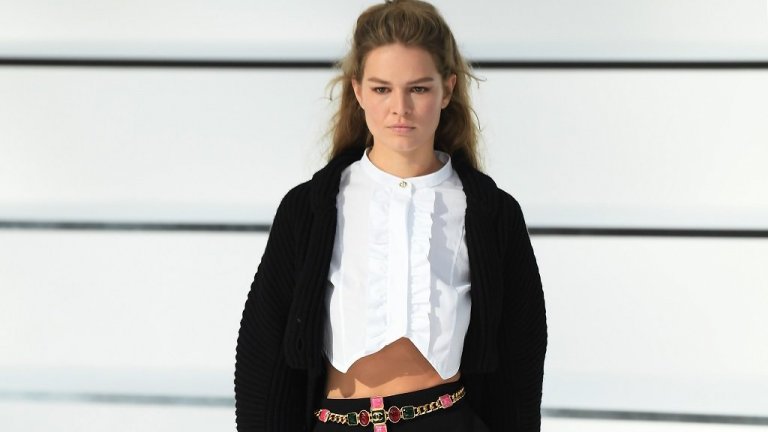 Покажете малко плът
Не отказвайте веднага. Дизайнерите тази зима експериментират, оставяйки малко голота дори в по-топли жилетки или плътни блузи. И ни напомнят, че зимата може да бъде и доста гореща. Затова, ако ви предстои да впечатлявате, изберете нещо, което да открива част от рамото, корема или гърба.