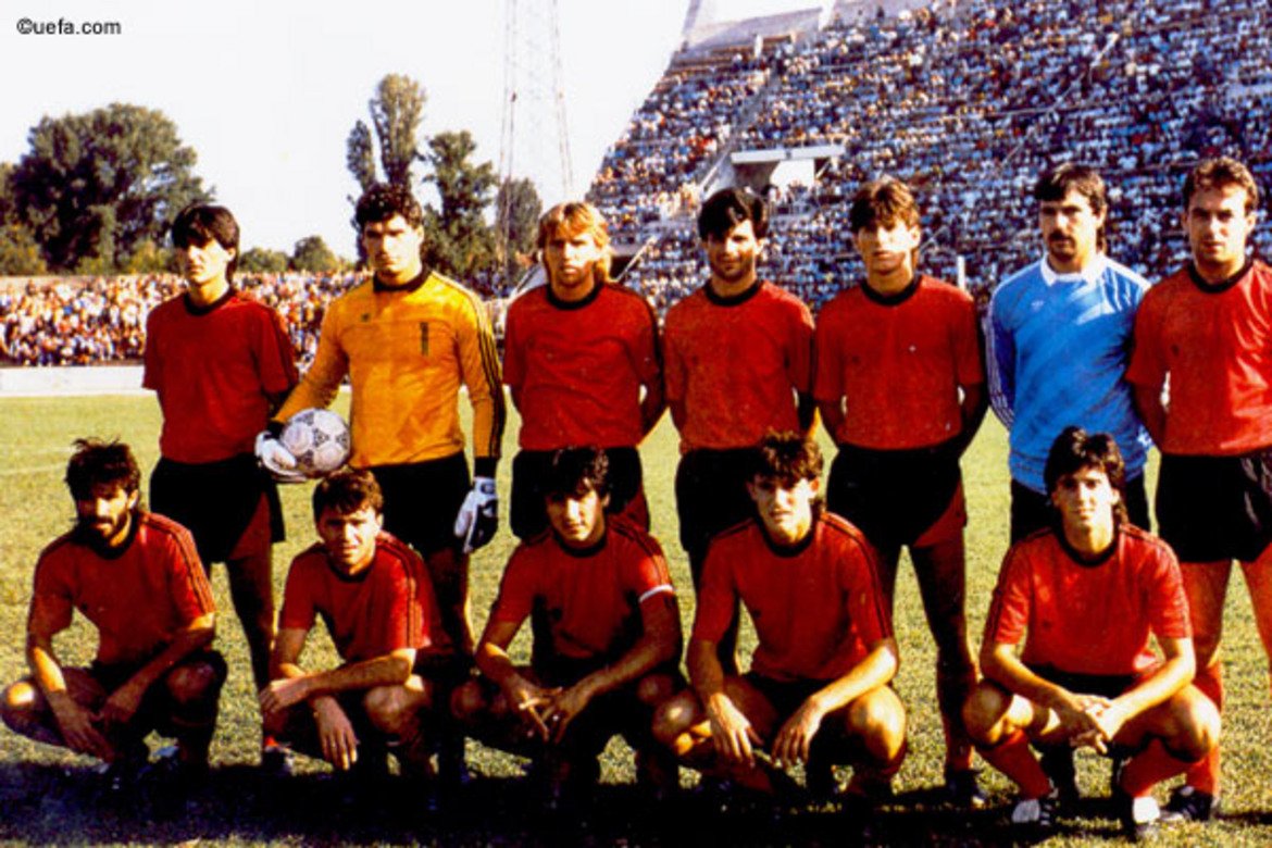 Вардар – гордостта на Македония

От основаването си през 1945 г. Вардар (Скопие) е футболната гордост на Македония. Участва през цели 33 сезона в елитната футболна класа на Югославия, където заема 11-о място във вечната ранглиста. Връх в клубната история е 1961 г., когато на стадион ЮНА в Белград смелчаците от Скопие грабват Купата на Югославия с победа 2:1 над хърватите от Вартекс. През 1987 г. предвожданият от легендарния нападател Дарко Панчев отбор дори триумфира като шампион на Югославия, но за кратко. След съдебно решение и връщане на отнет актив от шест точки, титлата на скопския тим е отнета. Връчват я на Партизан (Белград). След отделянето на Македония в началото на 90-те години Вардар става 10 пъти шампион на страната, четири титли има Работнички (Скопие), а по три са за Силекс (Кратово) и Слога. Град Тетово, където преобладава албанското население, също може да се похвали с двете шампионски отличия на своите тимове Ренова и Шкендия. 
