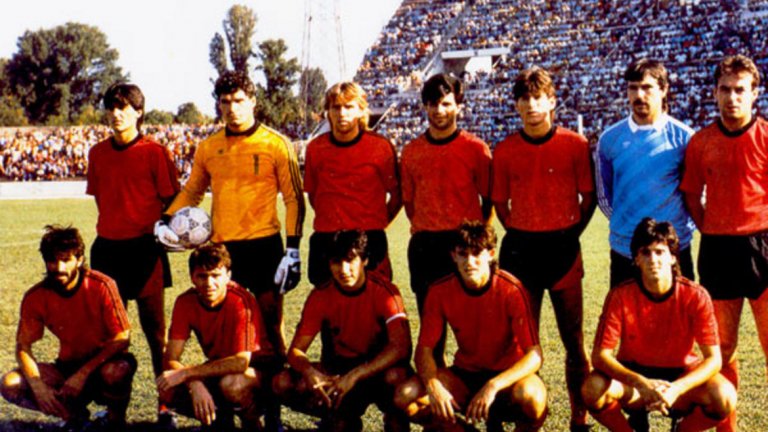 Вардар – гордостта на Македония

От основаването си през 1945 г. Вардар (Скопие) е футболната гордост на Македония. Участва през цели 33 сезона в елитната футболна класа на Югославия, където заема 11-о място във вечната ранглиста. Връх в клубната история е 1961 г., когато на стадион ЮНА в Белград смелчаците от Скопие грабват Купата на Югославия с победа 2:1 над хърватите от Вартекс. През 1987 г. предвожданият от легендарния нападател Дарко Панчев отбор дори триумфира като шампион на Югославия, но за кратко. След съдебно решение и връщане на отнет актив от шест точки, титлата на скопския тим е отнета. Връчват я на Партизан (Белград). След отделянето на Македония в началото на 90-те години Вардар става 10 пъти шампион на страната, четири титли има Работнички (Скопие), а по три са за Силекс (Кратово) и Слога. Град Тетово, където преобладава албанското население, също може да се похвали с двете шампионски отличия на своите тимове Ренова и Шкендия. 
