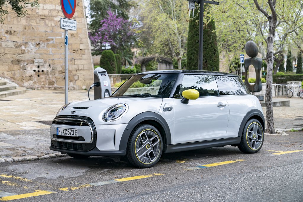 Mini ElectricКласиката може да изглежда добре и в електрически вариант, при това - с над 230 километра пробег с едно зареждане. Компанията, която е под шапката на BMW, не променя почти нищо от добре познатия дизайн на Mini и отдалеч електормобилът лесно може да бъде сбъркан с Cooper. Батерията поддържа опцията за бързо зареждане и качва от 0% до 80% само за 35 минути.
Базовата му цена е около 65 500 лева.