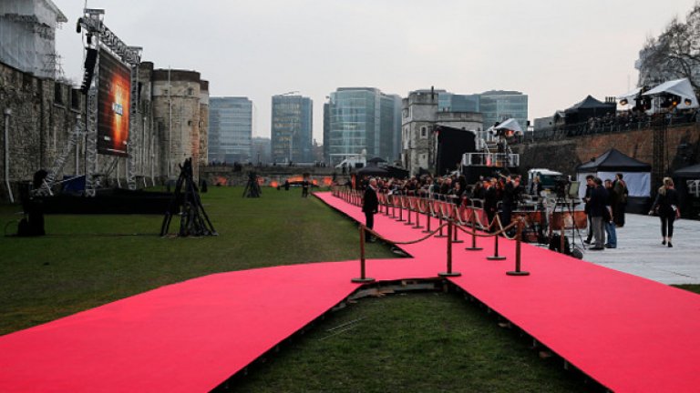 Не можеше ли червеният килим на премиерата да бъде още по-дълъг?