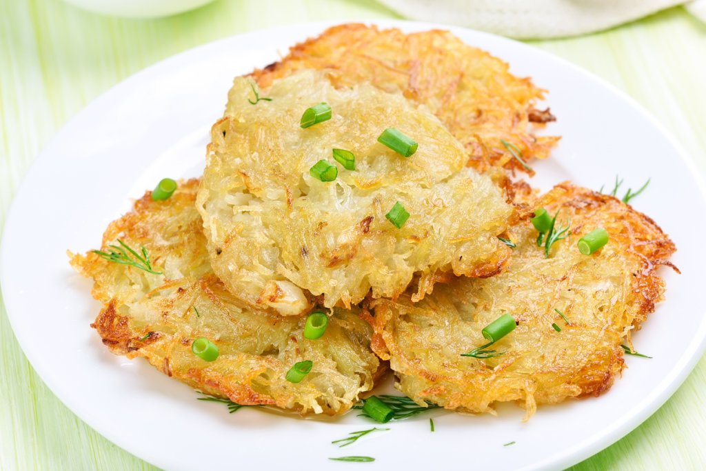 Ирландски палачинкиНе са добре познатите ни палачинки и си вървят чудесно с печени червени меса. Килограм картофи се белят и стържат на едро, след което се отцеждат много добре. Смесват се с чаша настърган чедар, едно яйце, сол и черен пипер и се запичат на леко намазнен тиган. Ако сместа е по-рядка, можем да добавим и малко брашно.