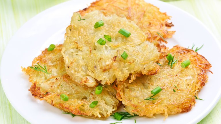 Ирландски палачинкиНе са добре познатите ни палачинки и си вървят чудесно с печени червени меса. Килограм картофи се белят и стържат на едро, след което се отцеждат много добре. Смесват се с чаша настърган чедар, едно яйце, сол и черен пипер и се запичат на леко намазнен тиган. Ако сместа е по-рядка, можем да добавим и малко брашно.