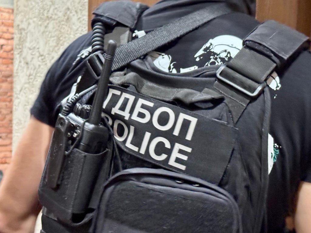 Мащабна акция на ГДБОП: 13 задържани за рекет и насилие, иззети са оръжие и бухалки