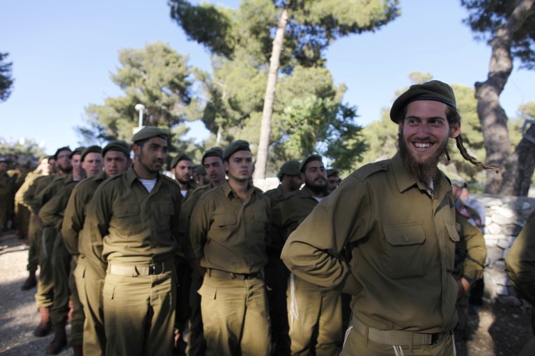 Войници от "Нецах Йехуда" на церемония за край на обучението им