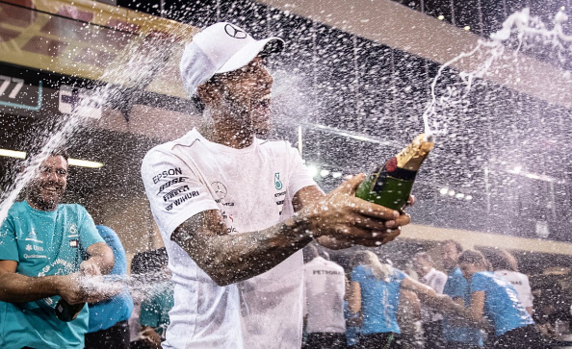 Петата световна титла на Люис Хамилтън
В Гран При на Мексико, два кръга преди края на шампионата във Формула 1, Люис Хамилтън постигна задачата си и без да поема излишни рискове, финишира на четвърто място, но то му бе достатъчно да спечели петата световна титла в кариерата си. Така британецът написа нова страница в историята на Формула 1, като изравни по титли великия Хуан Мануел Фанджо.