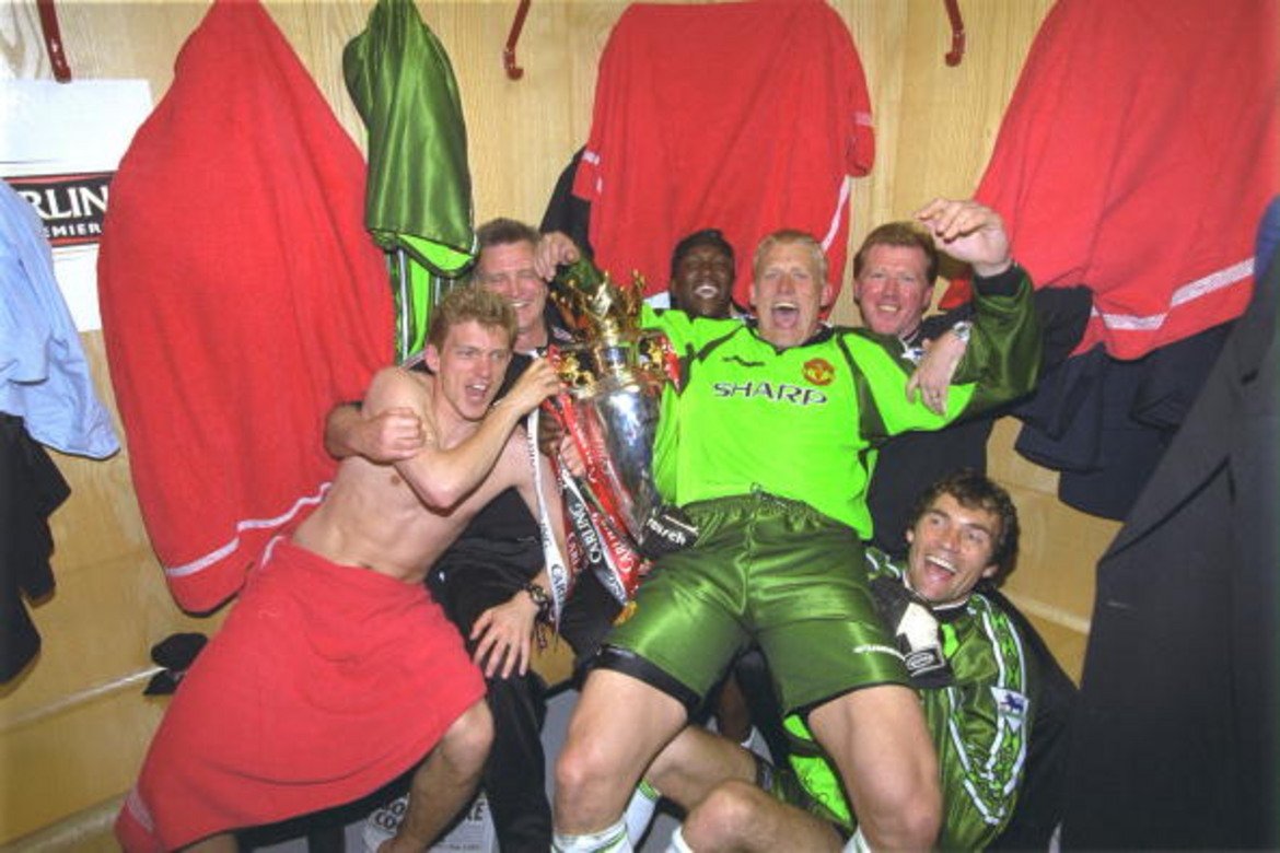 1998/99: Първата купа от требъла на Юнайтед
Легендарният вратар Петер Шмайхел празнува титлата след спечелването на последния мач за сезона срещу Тотнъм с 2:1 (16 май, 1999-а). Това бе първият трофей на тима, преди да постигне историческия си требъл.