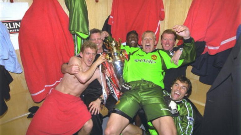 1998/99: Първата купа от требъла на Юнайтед
Легендарният вратар Петер Шмайхел празнува титлата след спечелването на последния мач за сезона срещу Тотнъм с 2:1 (16 май, 1999-а). Това бе първият трофей на тима, преди да постигне историческия си требъл.
