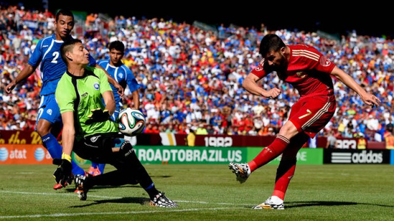 Давид Вия бележи един от двата си гола срещу Салвадор.