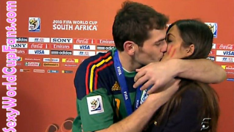Икер Касияс и Сара Карбонеро
Мондиал 2010, Испания тъкмо се е качила на световния връх и Икер Касияс целува приятелката си Сара Карбонеро в интервюто след мача. 29-годишният Касияс бе обявен за играч на мача. Не успя да сдържи сълзите си след финала, а Карбонеро го посъветва да се успокои. Отговорът? „Не, искам да направя това”, целувайки я на живо по телевизията в един от най-страхотните начини да отпразнуваш световната купа.

