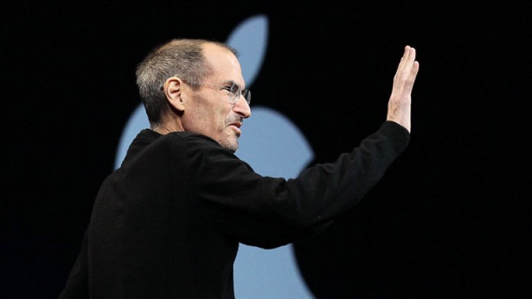 За една година Apple малко повече заприлича на останалите компании, но магията на Стив Джобс е все още силна