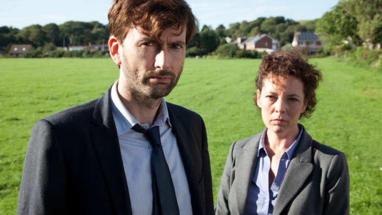 Broadchurch (Броудчърч)

Броудчърч е малко крайбрежно градче в Англия, което една сутрин се събужда от шока на убийство на дете. Тъй като хората там са доста малко и затворено общество, бързо става ясно, че детето е син на местно семейство – най-добри приятели на един от разследващите полицаи – Ели Милър (брилянтната Оливия Колман в ролята).

Разследването обаче поема нов инспектор – Алек Харди (прекрасният Дейвид Тенант) и след доста трудни и тежки моменти, убиецът е хванат, а финалът е шокиращ. Втори сезон стартира на 12.01, и каквото и да очаквате от него, по-добре се пригответе за шамар в лицето. Broadchurch е може би едно от най-добрите британски шоута този сезон.
