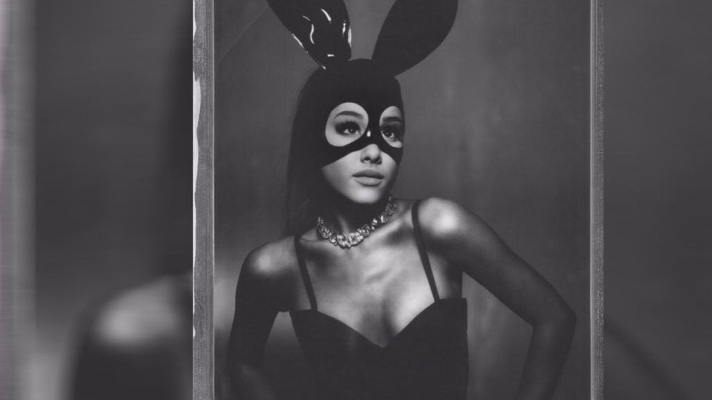 Ариана в клипа на песента Dangerous Woman 
