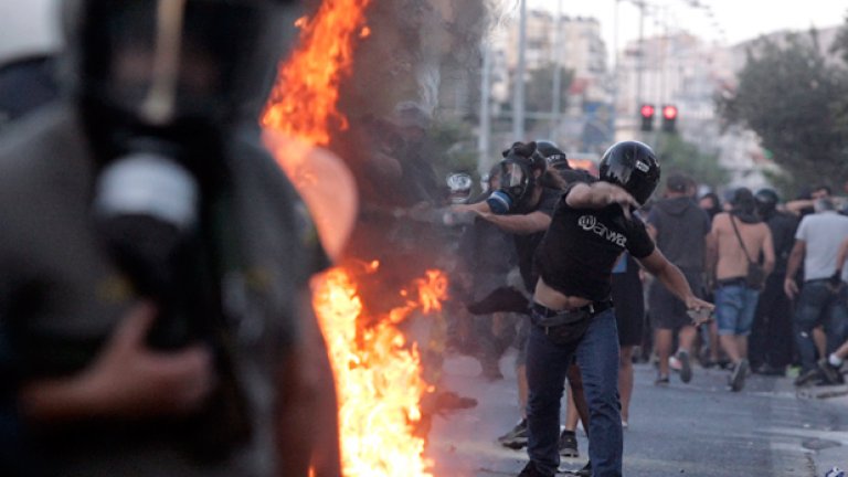 "Златна зора" извън закона след убийство