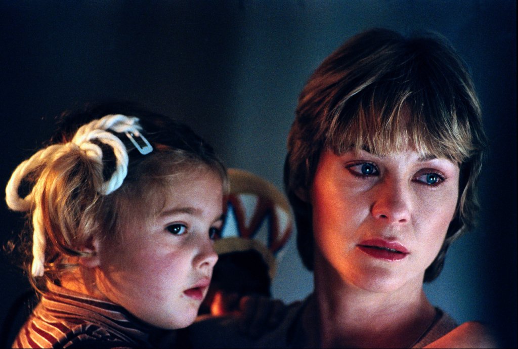 Дий Уолъс в "E.T. the Extra-Terrestrial" 
Една истински силна самотна майка! Три деца и извънземно не са малко като грижа. 