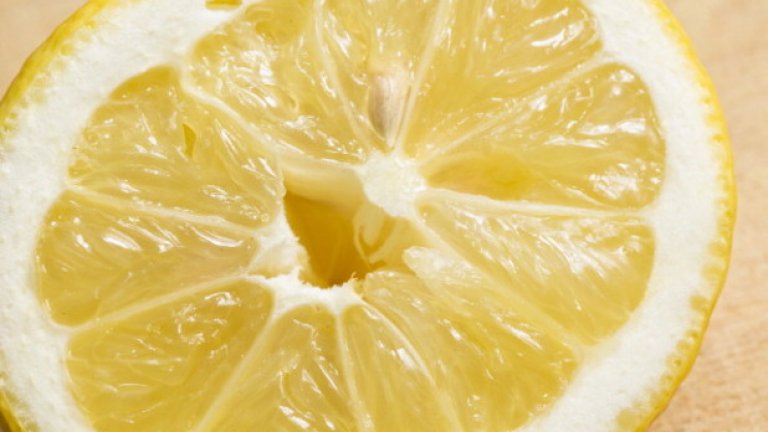 Лимонов сок 
Естествените киселини в лимоновия сок може да спомогнат за избледняването на стриите. Разтъркайте с лимонов сок върху засегнатите участъци и преди да изплакнете изчакайте около 10 минути.