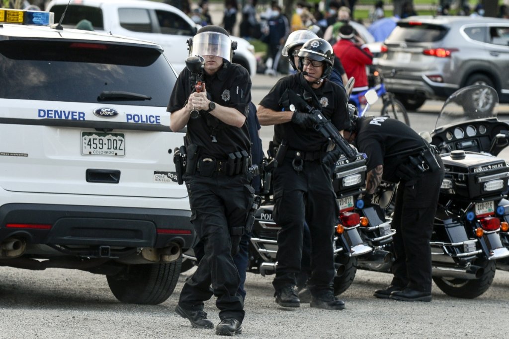 Полицаи на протеста в Денвър, Колорадо.