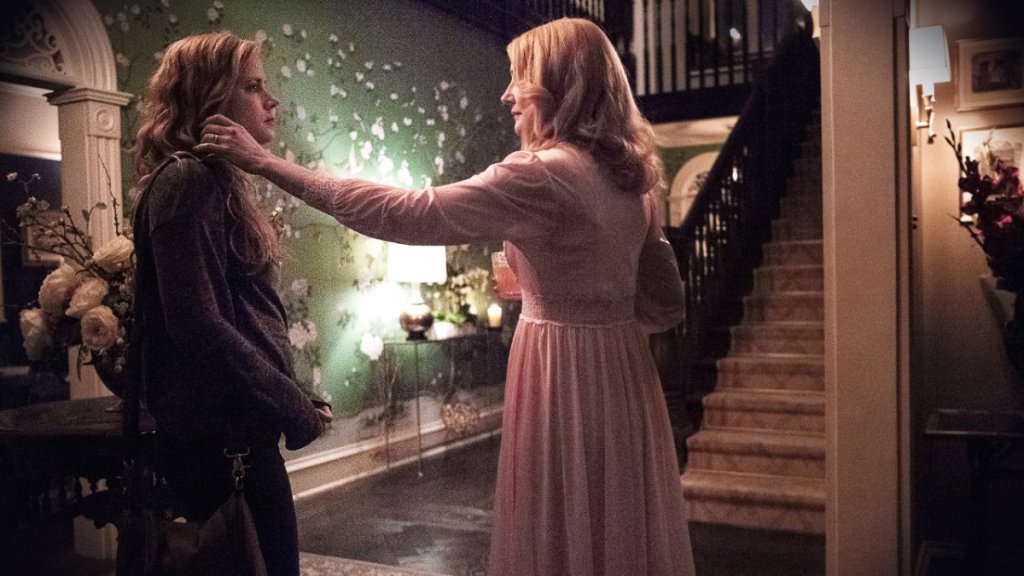 Sharp Objects, HBO
Дата: лятото на 2018
След  „Големите малки лъжи” HBO отново се залавя да направи лимитиран сериал от роман. Сега на ред отново е режисьорът Жан-Марк  Вал, който е обграден  от поне две  стабилни актриси  – Ейми Адамс и Патриша