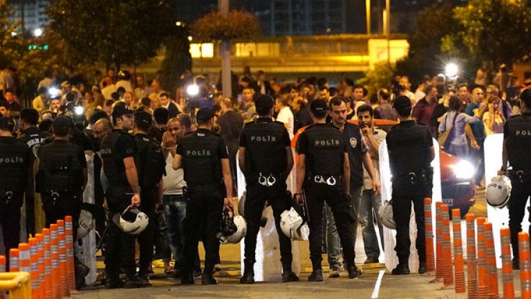 Турската полиция проведе мащабна акция в Истанбул и обиски на 16 различни адреса. Бяха задържани 13 души във връзка с тройния терористичен атентат на летище "Ататюрк" във вторник