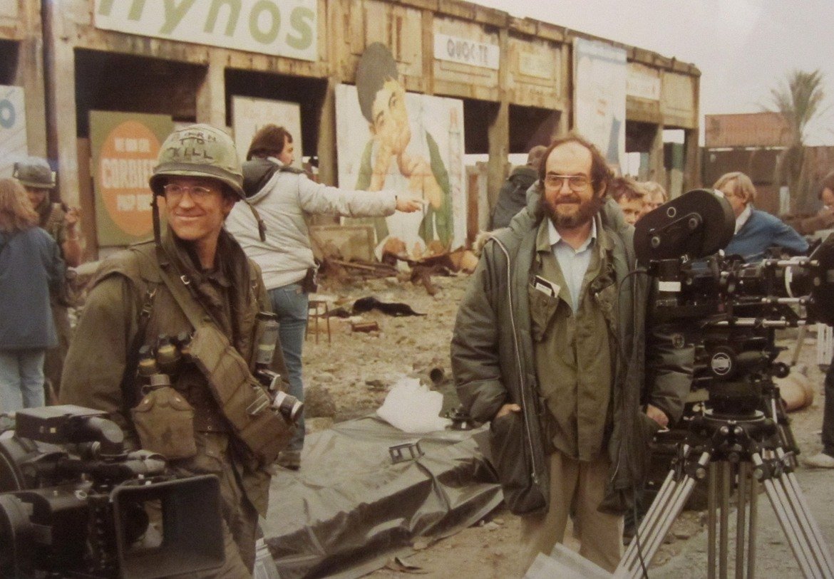 Стенли Кубрик пуска своя филм за Виетнам след излизането на три от най-иконичните произведения, посветени на конфликта - „Апокалипсис сега" на Копола, „Ловецът на елени" на Чимино и „Взвод" на Оливър Стоун.