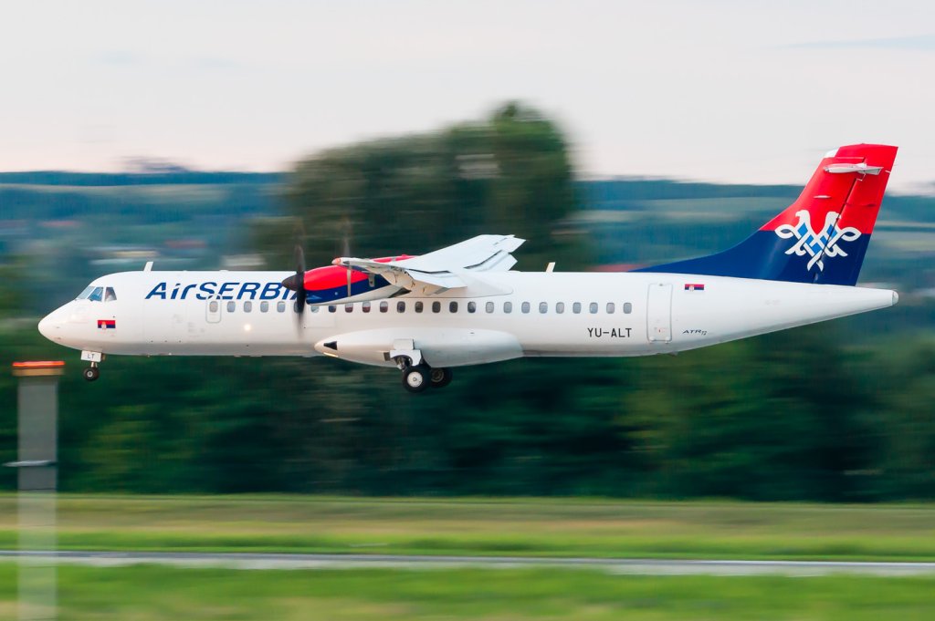 Air Serbia YU-ALT landing on rwy 31R, LHBP