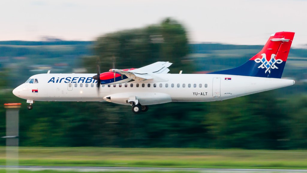 Air Serbia YU-ALT landing on rwy 31R, LHBP
