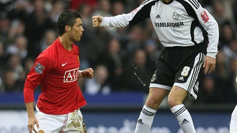 Златна плюнка от „Златната топка“
Дори и носител на „Златната топка“ като Кристиано Роналдо може да се изложи с плюене по противника. Малко след като му връчват приза за най-добър футболист за 2008 г., голмайсторът на Манчестър Юнайтед се изплюва върху звездата на Дарби Каунти Роби Савидж. Камерите улавят как коленичилият на игрището португалец изстрелва с устата си мощен залп в крака на съперника. Савидж обаче постъпва колегиално и отказва да влиза в подробности за грозната сцена. ”Нищо не се е случило. Нямам абсолютно никакъв проблем с Роналдо. Не желая да коментирам повече”, заявява халфът на Дарби Каунти след загубата на неговия тим с 1:4. Мениджърът на Юнайтед Сър Алекс Фъргюсън заявява по този повод, че за португалеца е донякъде нормално да си изпусне нервите, след като срещу него се играе прекалено грубо.