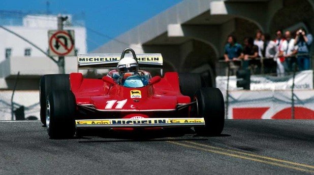 Болидите, използващи т.нар „граунд ефект”
През втората половина на 70-те години дизайнерите стигат до идеята, че цялата кола може да играе ролята на крило, за да стои по-добре натисната към пистата. Пробивът е на Lotus, а след това е изкопиран от Ferrari и другите тимове. Обърнете внимание на престилките под бордовете, които оформят вакуум под пода на колата, благодарение на който болидът седи като залепен за трасето.