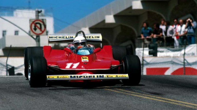 Болидите, използващи т.нар „граунд ефект”
През втората половина на 70-те години дизайнерите стигат до идеята, че цялата кола може да играе ролята на крило, за да стои по-добре натисната към пистата. Пробивът е на Lotus, а след това е изкопиран от Ferrari и другите тимове. Обърнете внимание на престилките под бордовете, които оформят вакуум под пода на колата, благодарение на който болидът седи като залепен за трасето.