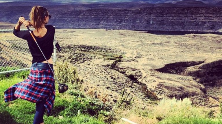 Когато любимият й е на турне, Бехати се разсейва с голф.