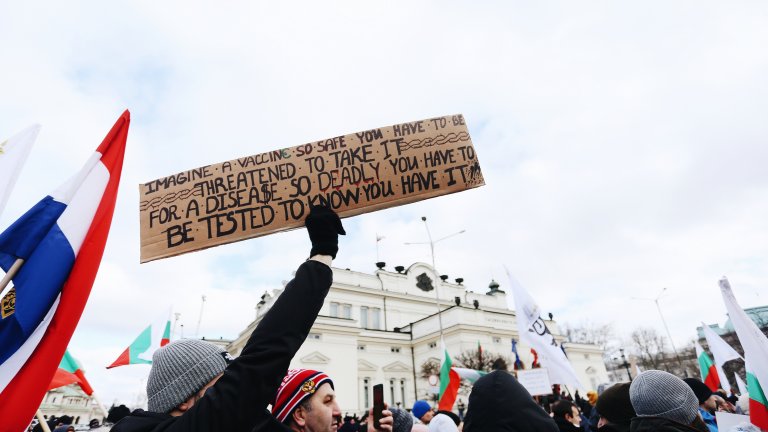 Протестиращи опитаха да влязат в парламента