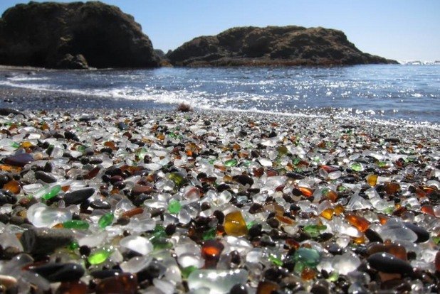 Стъкленият плаж близо до Форт Браг, Калифорния, се е образувал от боклука, изхвърлян във водата от местните и разбит на песъчинки от вълните. Извхърлянето на боклук там вече е забранено, но стъкленият пясък си остава