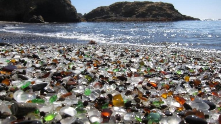 Стъкленият плаж близо до Форт Браг, Калифорния, се е образувал от боклука, изхвърлян във водата от местните и разбит на песъчинки от вълните. Извхърлянето на боклук там вече е забранено, но стъкленият пясък си остава
