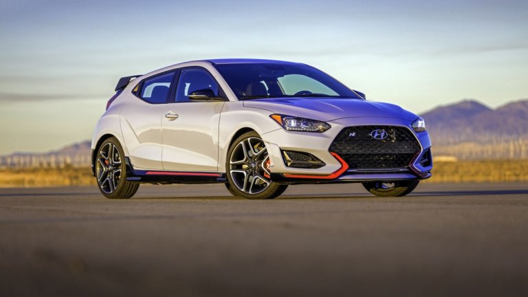 Veloster N
Флагманът Veloster N, който привлече най-голямо внимание в Детройт, идва с 2-литров двигател, произвеждащ до 271 конски сили. Автомобилът се отличава цялостно по отношение на екстериора, интериора и механиката, дори повече от моделите Veloster Turbo и R-Spec. Производството на Veloster N ще започне през септември 2018 г. в Улсан, Корея.
