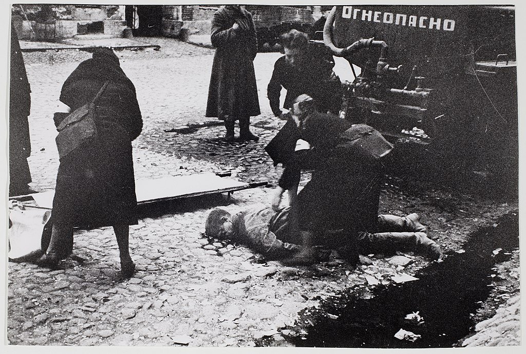 1024px-RIAN_archive_888_Nurses_helping_people_wounded_in_the_first_bombardment_in_Leningrad