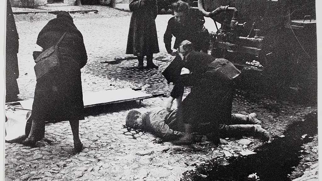1024px-RIAN_archive_888_Nurses_helping_people_wounded_in_the_first_bombardment_in_Leningrad