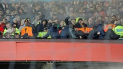 Сблъсъците станаха в горните редове на East Stand, където фенове на Ливърпул бяха надападнати от тези на домакините.