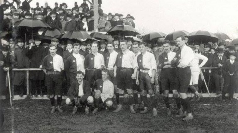 1. Ранните години
Футбол в Швейцария се играе от 1855 г., внесен от английските ученици в пансионатите в Цюрих, Берн и Женева. Четири десетилетия по-късно е създадена футболната асоциация на страната. Първите клубове са Санкт Гален и Лозана Футбол и Крикет Клуб, а под английското влияние се раждат Грасхопър, Йънг Бойс, Йънг Фелоуз, Олд Бойс и др.
Неофициалният първи мач на швейцарски сборен отбор, съставен най-вече от британски имигранти, е като гост срещу Германия, загубен с 1:3 на 4 декември 1898 г. За първа официална среща се води тази с Франция в Париж от 1905 г., завършила с минимално поражение на швейцарците с 0:1. Реваншът се  провежда чак три години по-късно в Женева, а франсетата отново печелят, вече с 2:1. В този мач Адолф Френкен от Винтертур записва името си като първия голмайстор за Швейцария. Първата си победа швейцарският тим (на снимката) печели на 5 април 1908 г. в Базел срещу Германия с 5:3. Плановете за участие на футболистите в олимпийските игри в Стокхолм през 1912 г. обаче пропадат заради липса на пари. Футболът в Швейцария окончателно закъсва по време на Първата световна война, когато повечето футболни терени са превърнати в ниви, а състезателите заминават в армията.