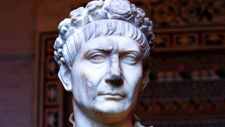 Тежестта на короната: Марк Улпий Траян – Господарят на Античния Свят