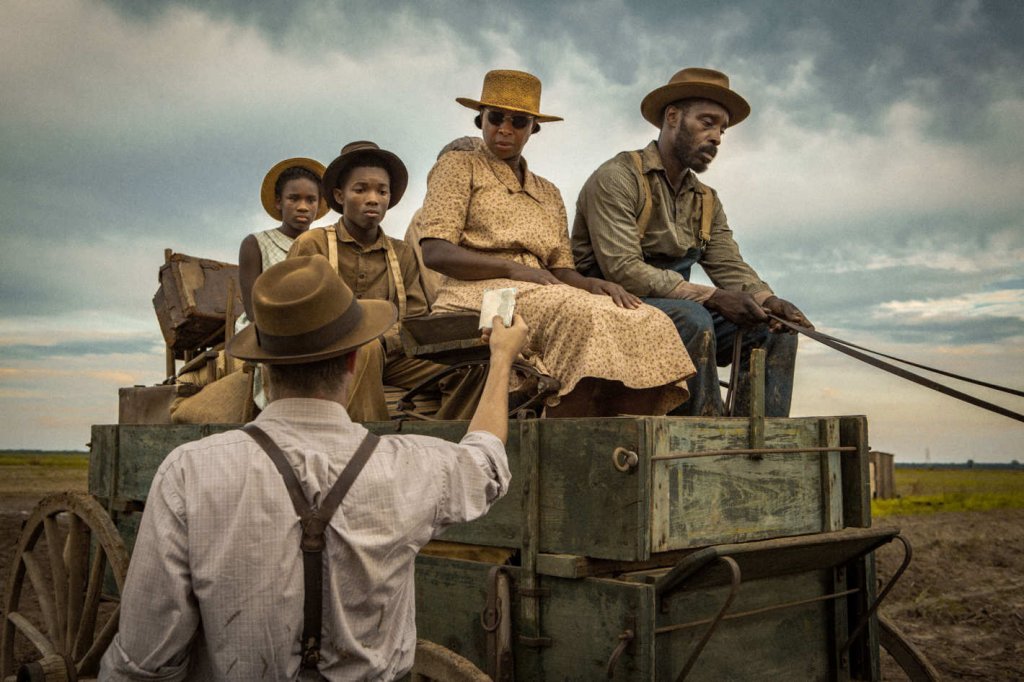 "Mudbound"
Безспорно един от най-популярните филми на Netflix от последните години разказва история за семейство, жертви на расизма, в Мисисипи след Втората световна война. Перфектен от техническа гледна точка, което е един от най-големите му плюсове