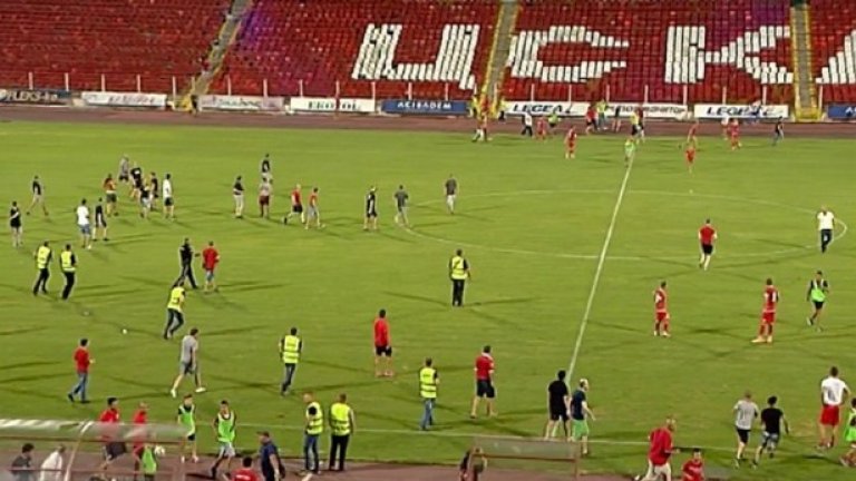 На контролата ЦСКА - Ашдод феновете нахлуха на терена и подгониха играчите на гостите.