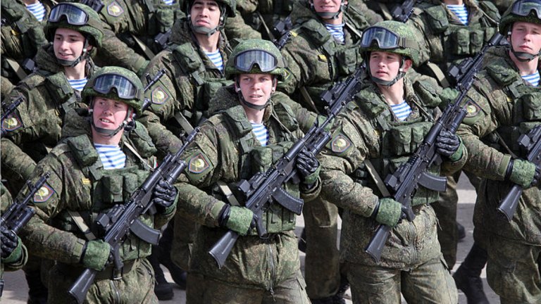 2. Русия
На служба в руската армия са зачислени 3 371 027 души, от които 798 527 са на активна служба. Тя разполага с общо 3794 самолета и вертолета, като 806 са изтребители, 1438 щурмоваци, 1124 транспортни самолета, 387 тренировъчни самолета, 1389 хеликоптера, от които 490 са бойни. Освен това имат 20 216 танка, 31 298 бронирани бойни машини, 5972 самоходни артилерийски установки, 4625 оръдия и 3793 ракетни установки. Военноморските сили на Русия включват общо 352 кораба, като в тях се включват 1 самолетоносач, 6 фрегати, 15 разрушители, 81 корвети, 63 подводници, 28 патрулни кораба и 46 миночистачи. Бюджетът за отбрана на Русия възлиза на 44 800 000 000 долара.