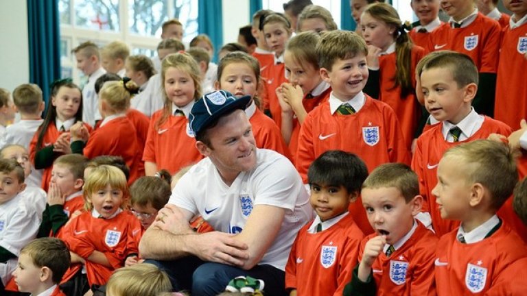 Уейн Рууни сред децата в първото му училище в работническата махала на Ливърпул - Крокстет.