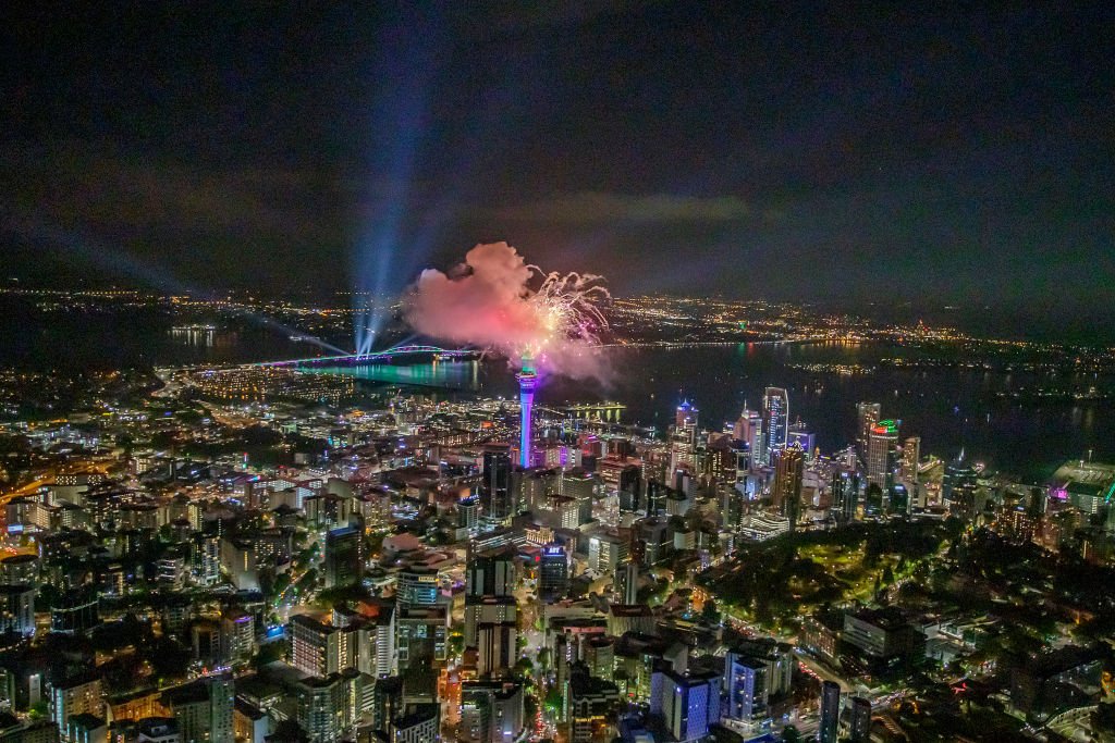Окланд 
В Окланд, Нова Зеландия, хората се любуваха на впечатляващо светлино шоу от SkyTower, но без големи събирания заради пандемията. 