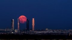 Луната изгрява над Мадрид, Испания.

Снимка: i.imgur.com