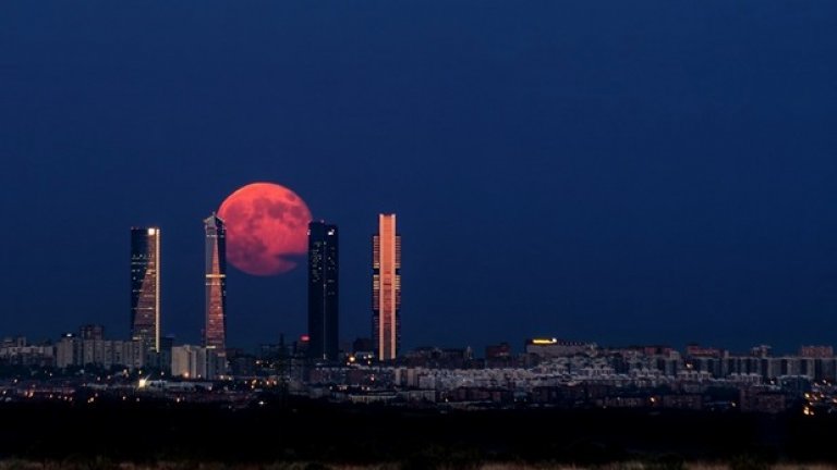 Луната изгрява над Мадрид, Испания.
Снимка: i.imgur.com