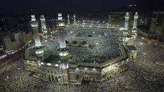 2,5 милиона поклонници от цял ​​свят обичайно се стичат в свещените градове Мека и Медина