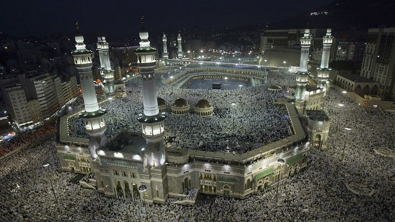 2,5 милиона поклонници от цял ​​свят обичайно се стичат в свещените градове Мека и Медина